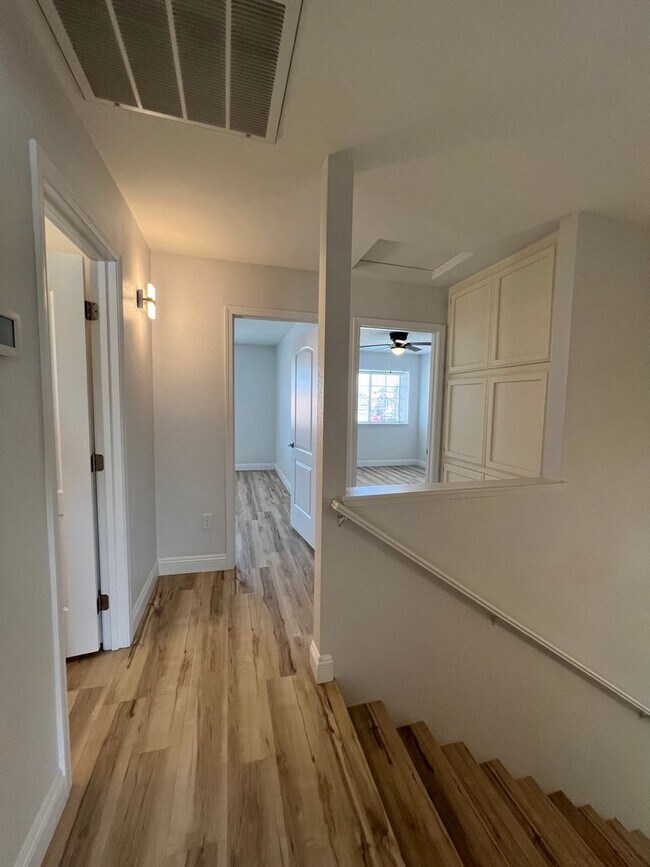 Building Photo - 7501 Canyon Clover Dr