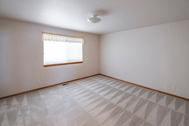 Building Photo - Home in Post Falls!