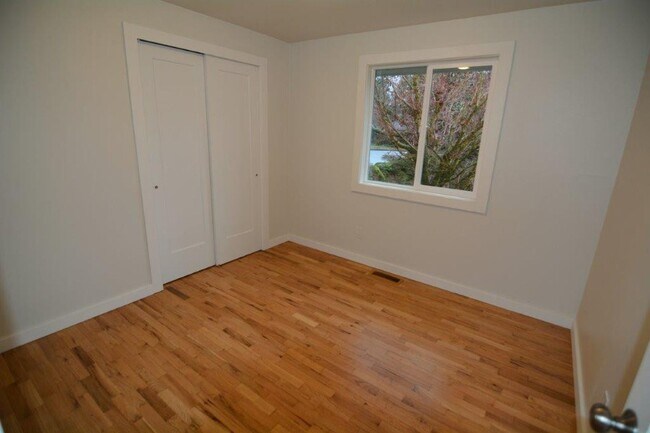 Building Photo - Quiet Kirkland Rambler on large, quiet lot