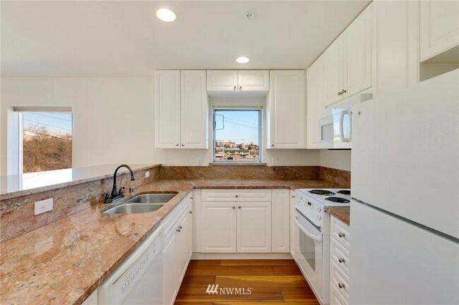 Kitchen - 321 10th Ave S