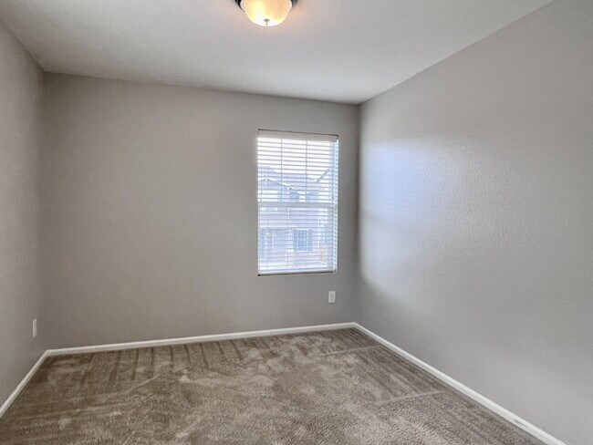 Building Photo - Beautifully Maintained 4BR/3.5BA Townhome with Finished Basement in Prime Aurora Location w/2-Car...