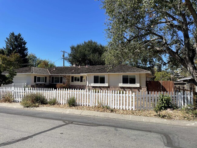 Building Photo - 2048 Louise Ln