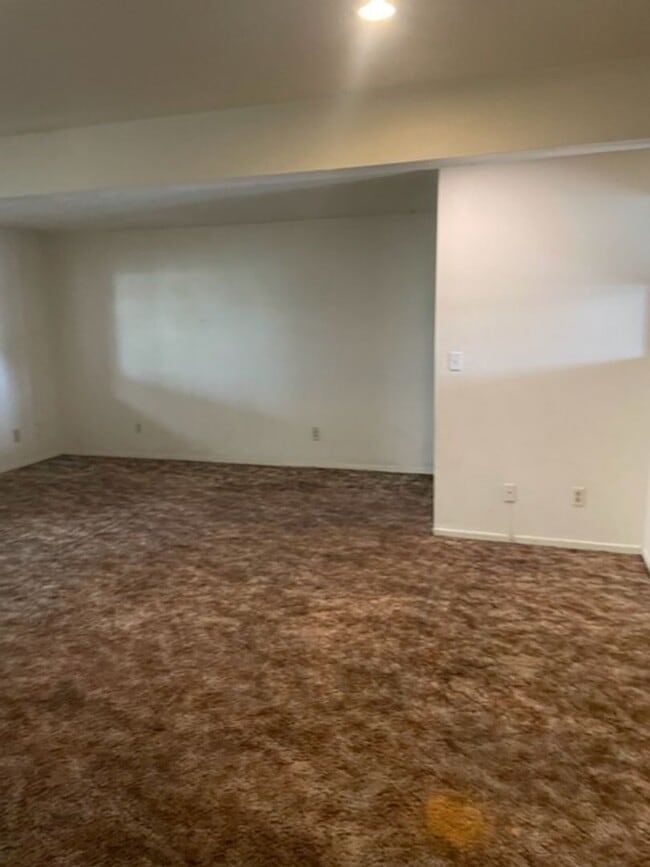 Building Photo - 2 BEDROOM 2 BATH (55+COMMUNITY)