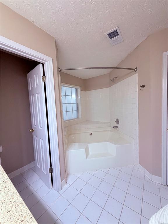 Building Photo - 11 Twin Oaks Ln