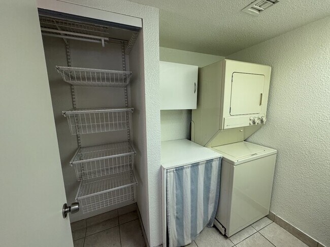 Building Photo - North Central Phoenix Studio Condo