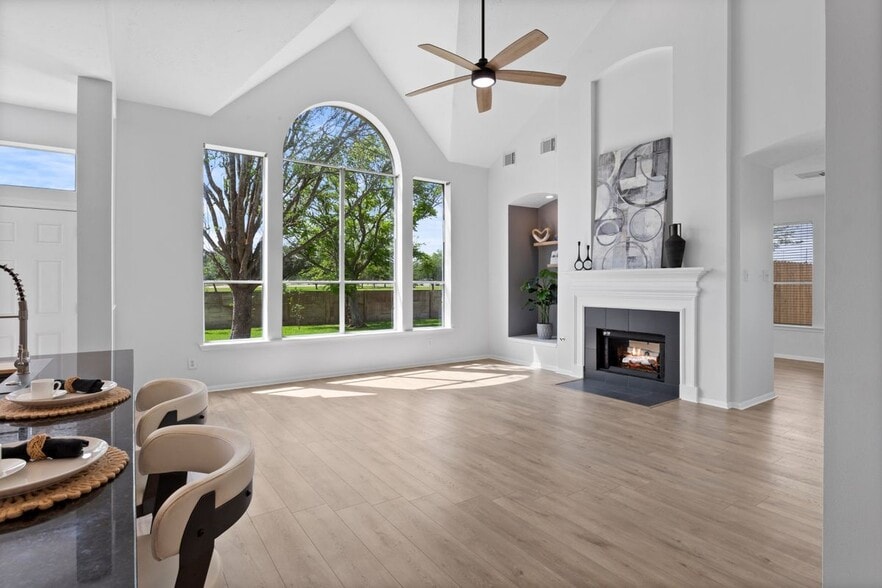 Building Photo - 2855 Everett Dr