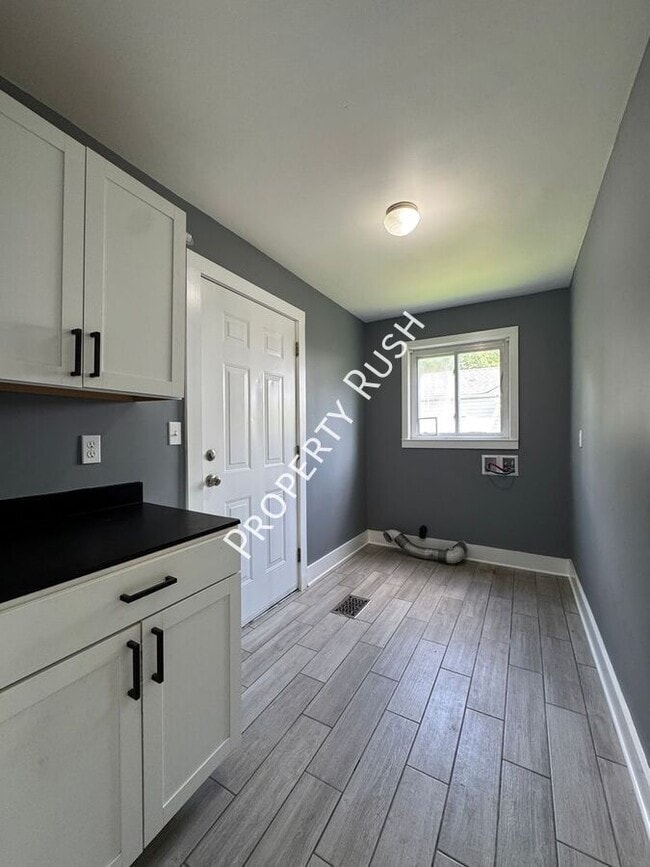 Building Photo - 743 Lanoir St