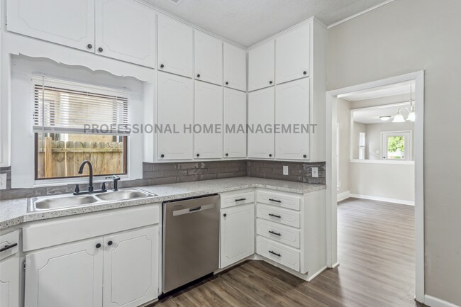 Building Photo - Beautifully updated 3 bedroom 1 1/2 bath h...