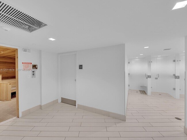 Building Photo - 2500 Parkview Dr