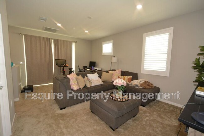 Building Photo - 643 Winchester Dr