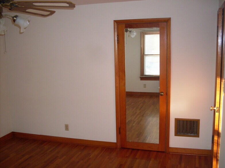 Main upstairs bedroom - 507A N Division Ave