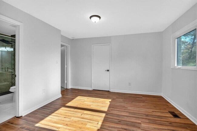 Building Photo - 2142 Cloverdale Dr SE
