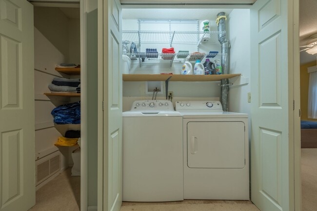 Building Photo - October's rent is FREE! Spacious 2 Bedroom...