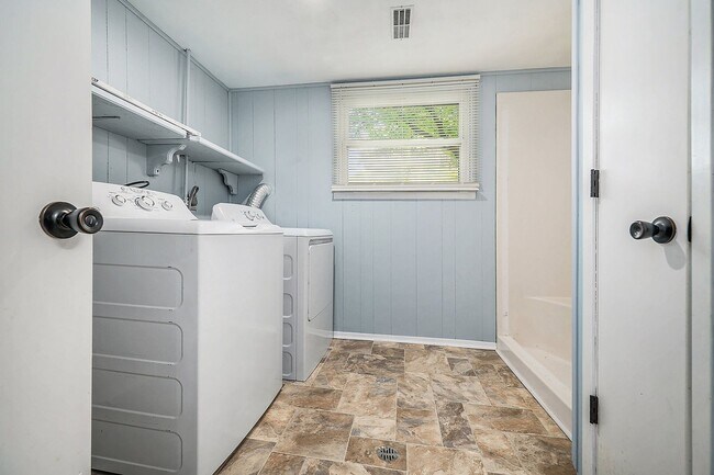 Building Photo - 2825 Tepee Ave