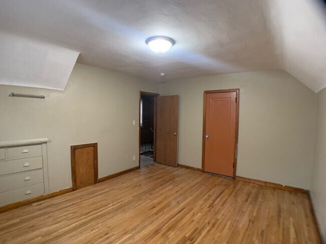 Building Photo - 1130 6th St E