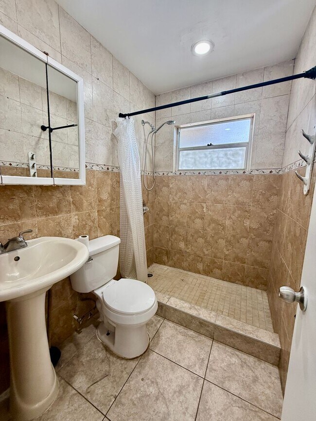 Building Photo - SKY LAKE 3 Bed / 2 Bath