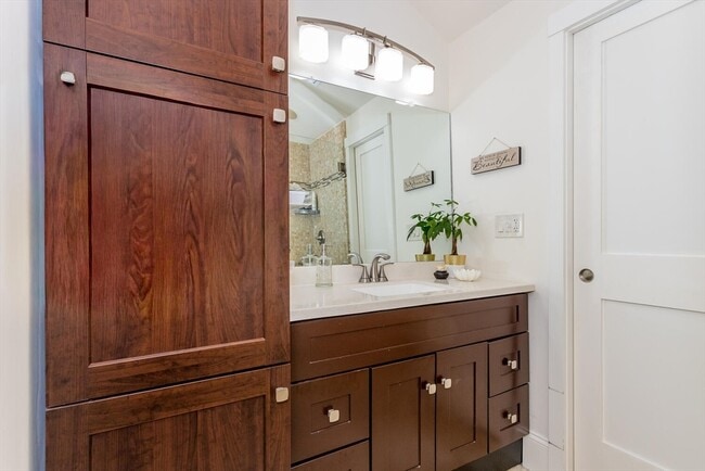 Building Photo - 32 Billings St