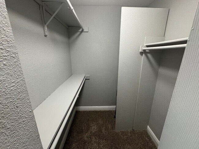 Building Photo - Newly Renovated 2/1 Condo ~ Gated Community near Tuskawilla!
