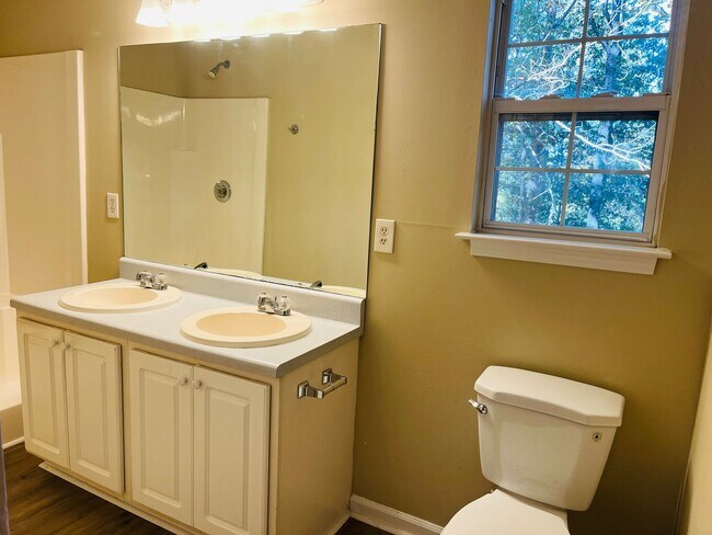 Building Photo - Charming 3 bed, 2 full bath home in Villa Rica!