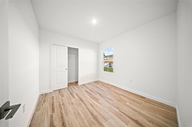 Building Photo - 1689 SW Abingdon Ave