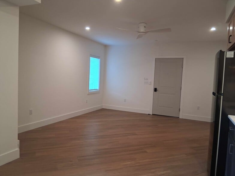 Open concept living area - 517 18th St