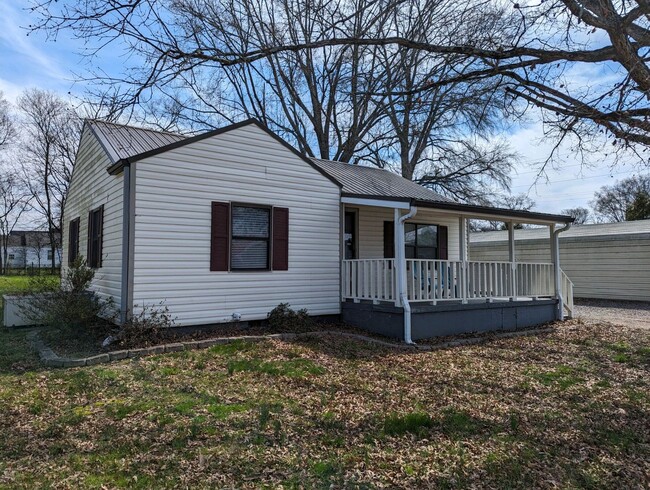 Building Photo - CUTE Renovated 2 Bedroom House