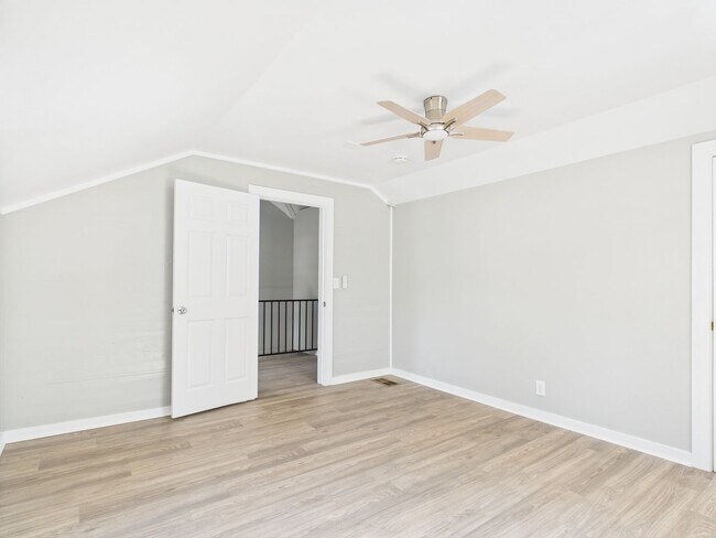 Building Photo - 112 W Hackberry St