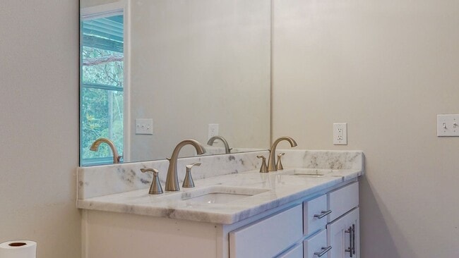 Building Photo - Beautiful 2/2 stand alone home in Santa Ro...
