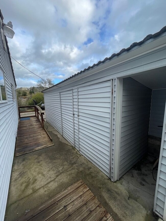 Building Photo - Large 3 bed 2 bath house