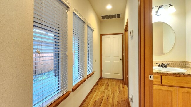 Building Photo - Home in Everett 3 Beds 2.5 bath - Pet Frie...