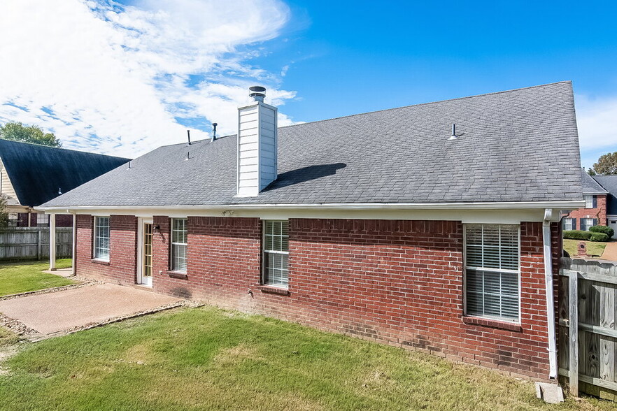 Building Photo - 9785 Kingsridge Dr
