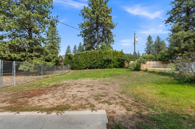 Building Photo - 219 E Hawthorne Rd