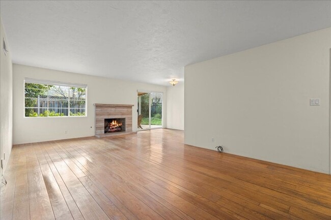 Building Photo - 3 bed 2 bath home with washer/dryer in Mountain View