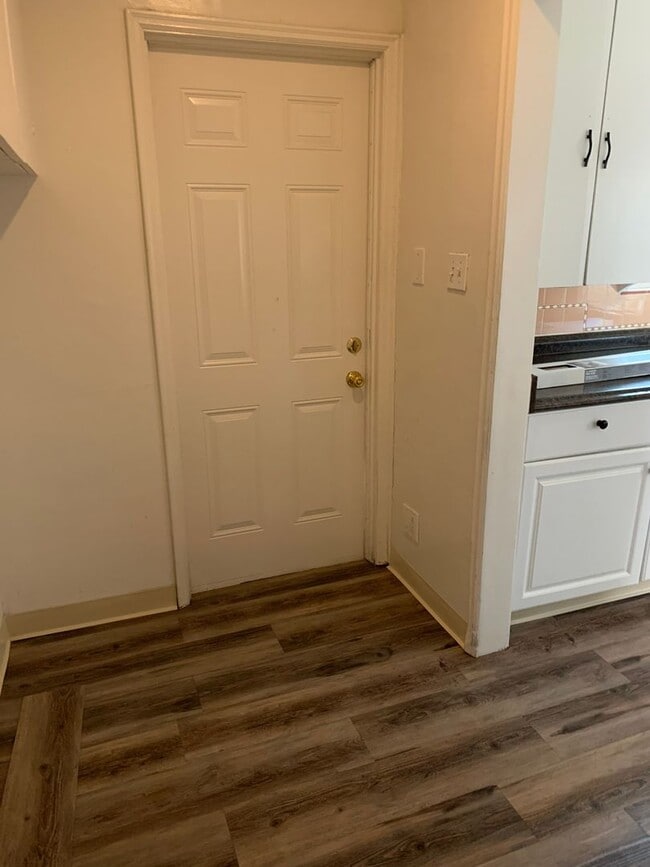 Building Photo - 2 Bedroom 1 Bath