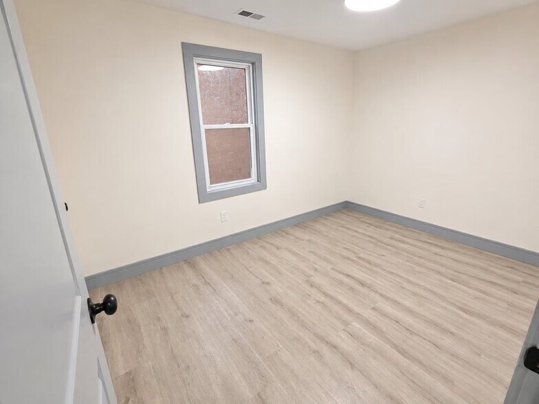 Building Photo - 655 S 11th St