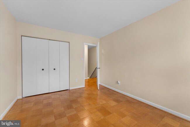 Building Photo - 5052 Cliffhaven Dr