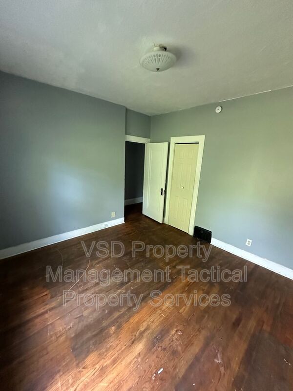Building Photo - 3281 E 143rd St