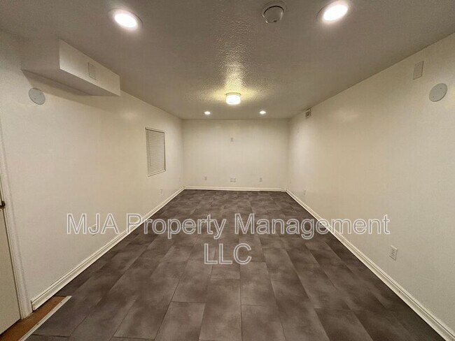 Building Photo - 7325 S Wood Grn Rd