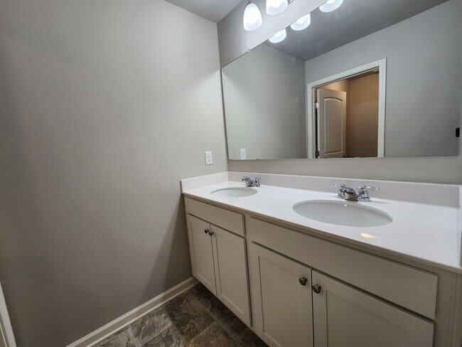Building Photo - 5 Bedroom 3 Bath 2 Car Garage in Forsyth C...