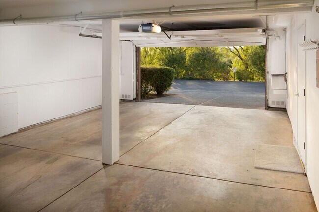 Building Photo - 42 Oakcrest Dr