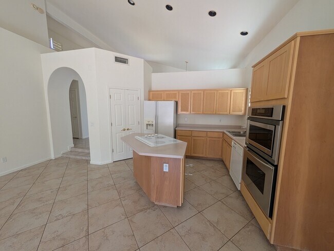 Building Photo - Pointe Tapatio 3br with garage