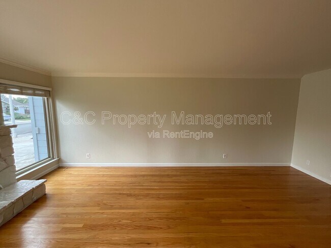 Building Photo - 1426 Ormsby Dr