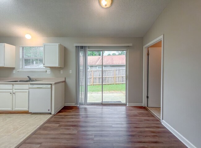 Building Photo - LOVELY SE 3/2 w/ New Paint, Fireplace, Fenced Yard, Vaulted Ceilings, Washer/Dryer, & No Carpet! ...