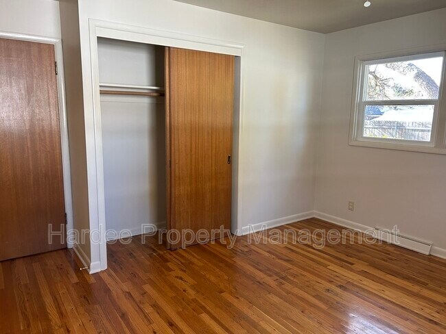 Building Photo - 1835 Broadmoor Dr