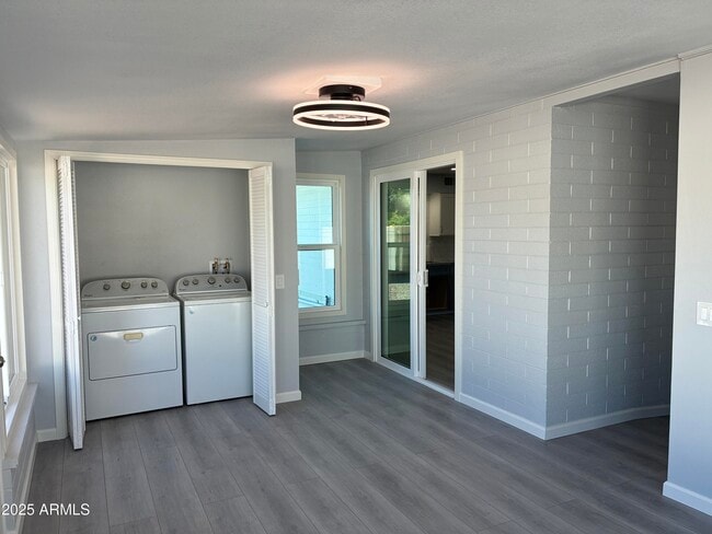 Building Photo - 10530 W Hope Dr