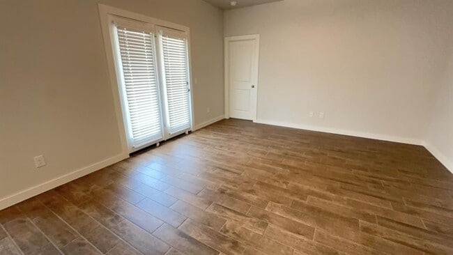 Building Photo - 17019 Oak Dr