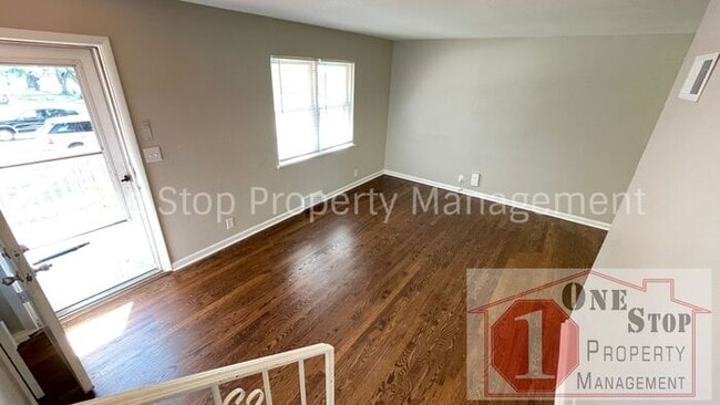 Building Photo - Beautiful 3 Bedroom / 2 Bathroom Duplex in...