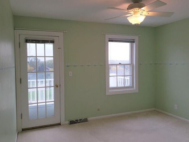 Building Photo - W280N1690 Golf View Dr