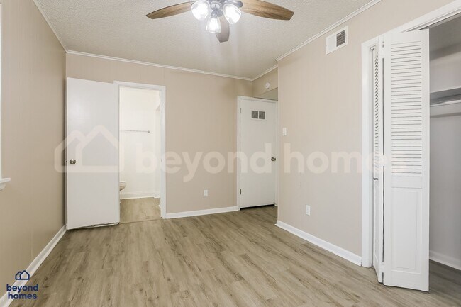Building Photo - Your Dream Family House with 4 Bed and 2 Full Bath is Ready for Move-In!