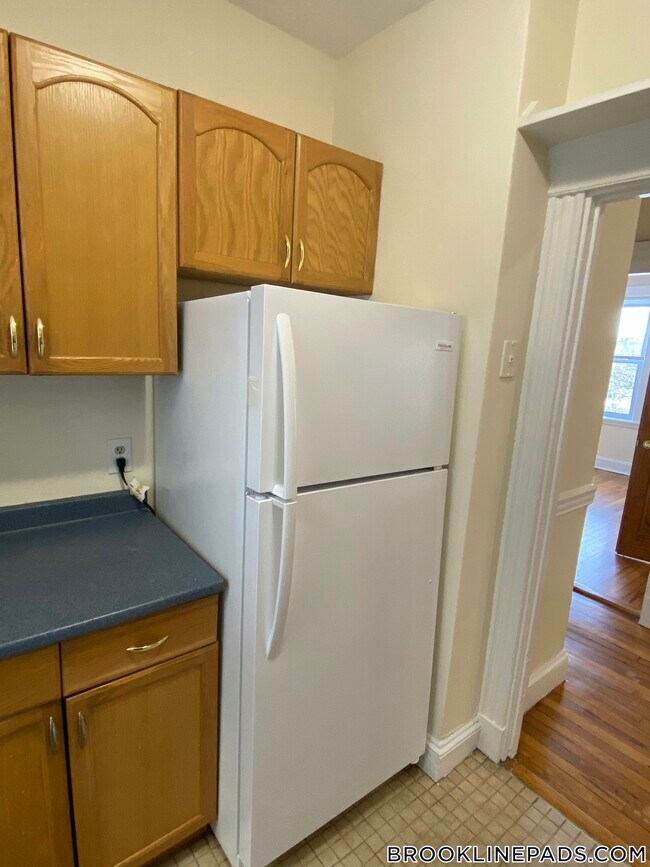 Building Photo - 352 Riverway